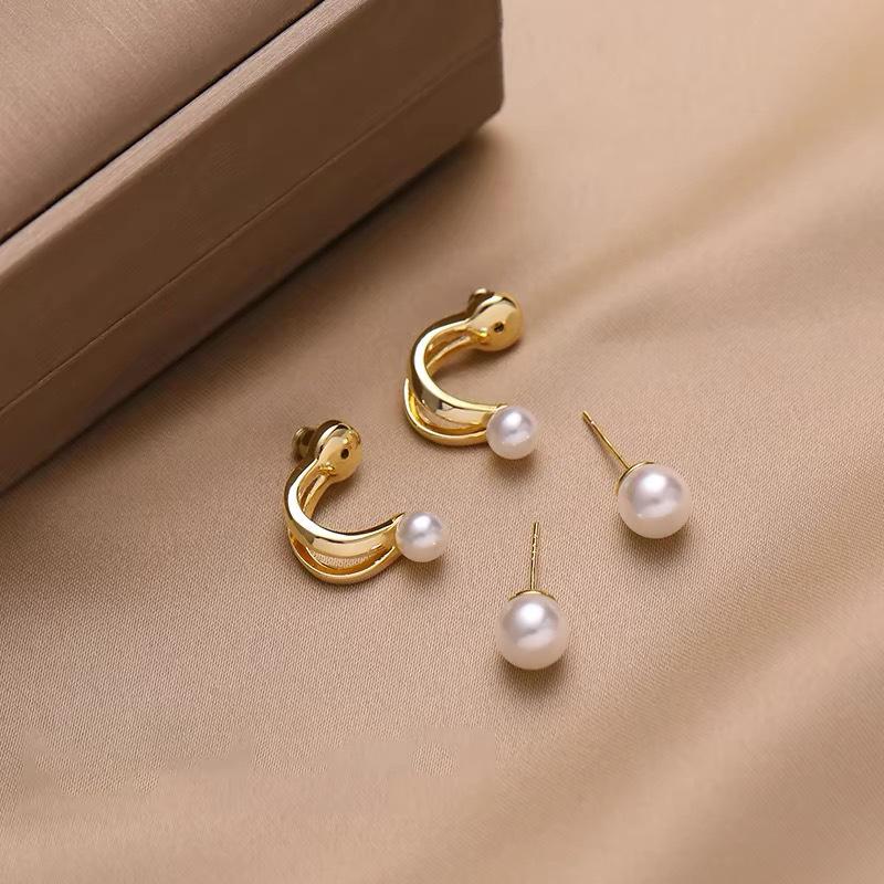 Women's French High-End Pearl Stud Earrings: Retro Luxury Design Bestseller
