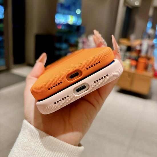 Магнитный чехол из жидкого силикона для iPhone 17 Pro Max с дизайном Apple 16 Dot Matrix из алюминия