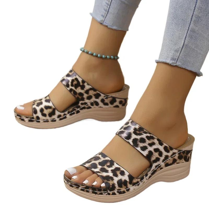 Ортопедические тапочки премиум-класса, новые летние туфли для женщин, босоножки на танкетке и платформе, ретро-римские повседневные леопардовые пляжные шлепанцы