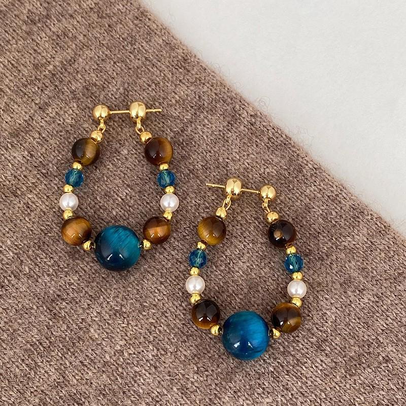 Серьги 'Серебряная игла' в стиле 'Тигровый глаз': Элегантные, модные серьги-пусеты с отделкой карамельного цвета.