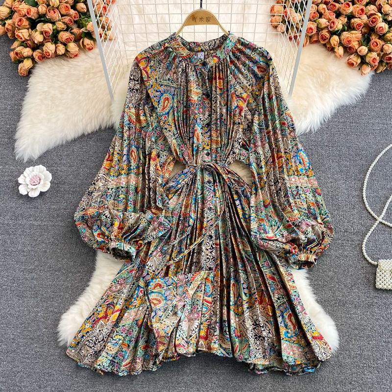 RUGOD Весна и осень популярно в Европе и Америке. Свободное атласное платье средней длины с принтом и круглым вырезом.