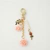Роза Камелия Сумка подвеска Брелок для ключей автомобиля Женский Сладкий Жемчуг Кисточка Цветок Металлический Лист Украшение сумки Аксессуары для интерьера автомобиля