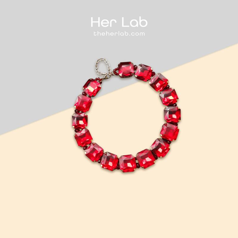 Her Lab | Квадратное сверкающее кластерное ожерелье с кубическим цирконием и красными цепочками для женщин