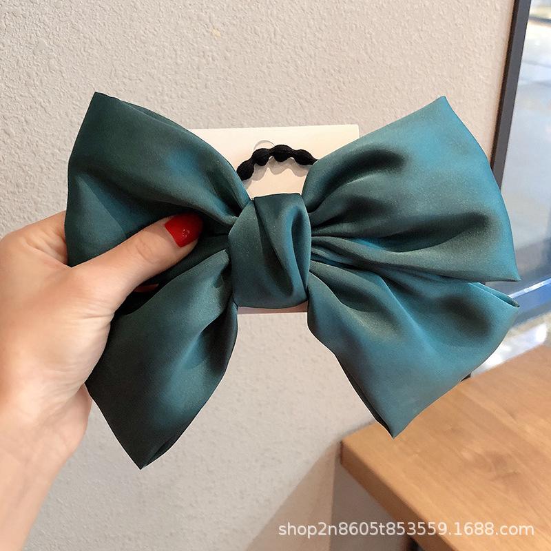 Атласная заколка с бантиком: Роскошный красный цветок и украшение из резинки