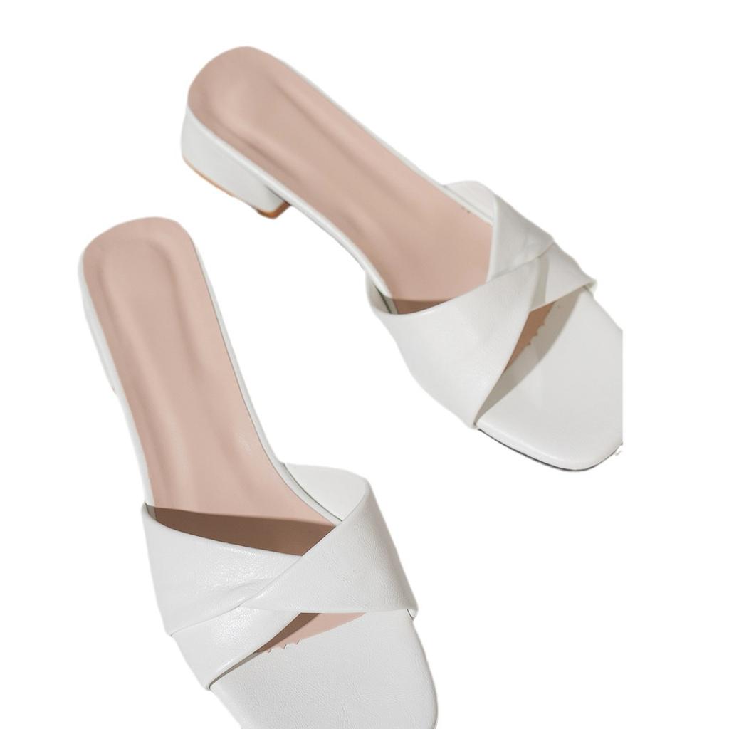 Большие размеры классные тапочки женские летние 2024 года новые односложные женские тапочки на толстом каблуке модная верхняя одежда пляжные тапочки