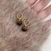 Карамельно-каштановые овальные серьги-гвоздики «Глаз тигра» с эффектом Майяра – Женские ретро-украшения Осень/Зима 2025
