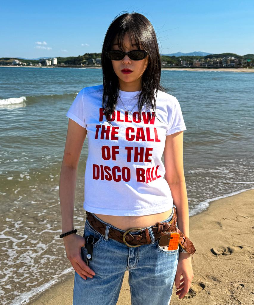 SHIRTMYLIPS (W) Белая укороченная футболка с лозунгом в стиле диско