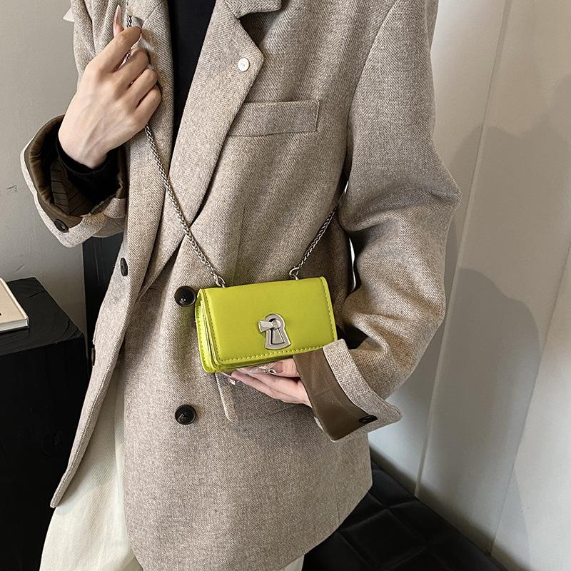 Маленькая сумка на цепочке, женская новая модная сумка через плечо, студенческая универсальная сумка на цепочке