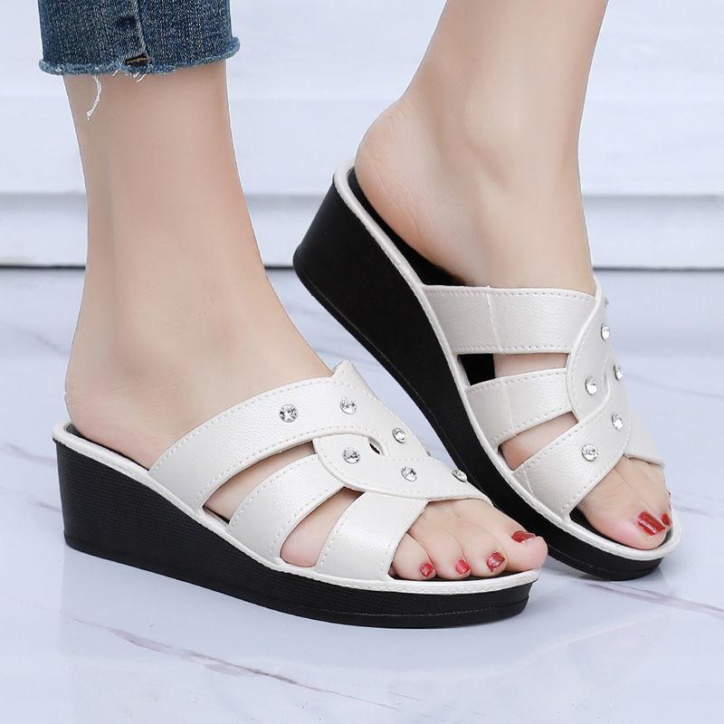 Закажите на размер больше женские тапочки на высоком каблуке летняя верхняя одежда толстая подошва домашние нескользящие тапочки летняя обувь для мам мягкие подошвы классные сандалии со стразами