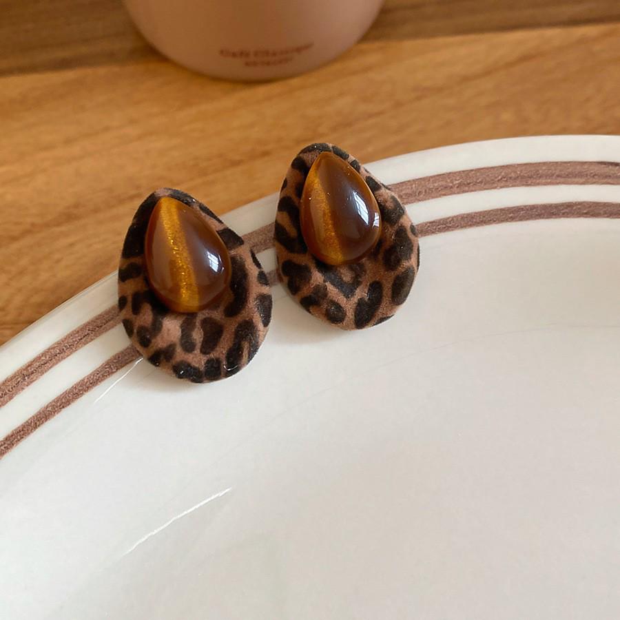 Серьги 'Серебряная игла' в стиле 'Тигровый глаз': Элегантные, модные серьги-пусеты с отделкой карамельного цвета.