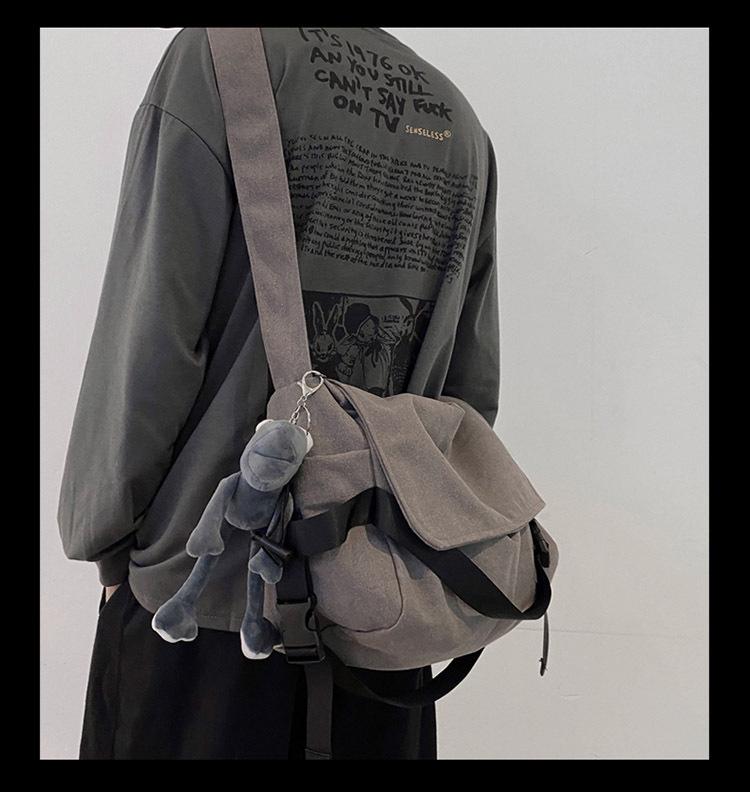 Unisex Retro Canvas Messenger Bag: Versatile Crossbody for Men and Women, Ideal for Travel or Class.