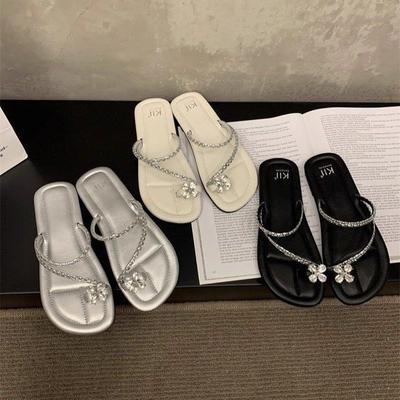 Французские шлепанцы с плоской подошвой и открытым носком, маленькие, крутые, туфельки феи, новинка лета 2025 года, на мягкой подошве, с юбкой, сандалии со стразами